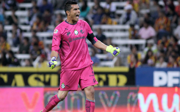 Oswaldo en partido de Santos Laguna