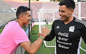 Oswaldo Sánchez sonriendo en partido